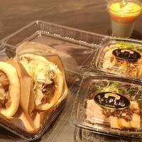 chinois 蓮歩 - 左 角煮バーガー×2 右 よだれ鶏 ×2 上マンゴー杏仁プリン