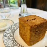 324462772 - キューブ型のパン