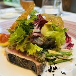 324462764 - 藁で燻した戻り鰹のニース風サラダ