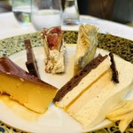 324462768 - デザートのケーキは5種類