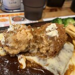 わ楽 - コロッケ　断面　紅いのはオマール海老⁈