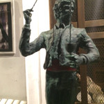 しぇりークラブ - シェリー酒を注ぐおっさんの銅像