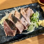 大衆日本酒バル ふとっぱらや - 「カツオたたき」490円也。税込。