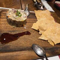 サクレフルール 日本橋 - 自家製クラッカーにタルタルのっけて食べます。自家製クラッカーうまし