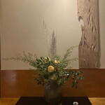 茶寮 一松 - 私達のお部屋の手前の生け花