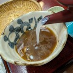 手打蕎麦 みたか - 蕎麦湯を注ぐ