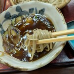 手打蕎麦 みたか - 蕎麦を浸して