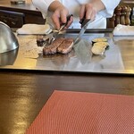 ステーキ・鉄板料理和かな - 訪問日2025.10.13（月）ランチ（2回目の訪問）
      2人分のステーキ
      縦長に当分して端っこの脂身部分は別に
      細かく刻んで、カリッカリに焼くんですね。
      端っこの部分もご飯と食べて美味しかったです。