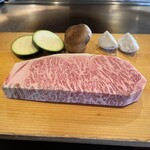 ステーキ・鉄板料理和かな 北上店 - 訪問日2025.10.13（月）ランチ（2回目の訪問）
                                岩手県産黒毛和牛 雌牛 サーロイン 300g 
                                　　　　　　　　　　と2人分の焼き野菜