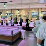 津田水産 - 10時オープンに備えて5分前到着。既に家族連れを含め列は20名。入店後「規格外商品」コーナーの場所まで一列で並びます