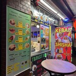 TRANSIT RESTAURANT - 赤提灯とネオンが目印。海外の屋台のような雰囲気。