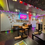 TRANSIT RESTAURANT - 各国の旗とシーシャが並ぶ、多国籍バー空間。