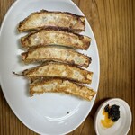 龍 - このつけダレクソ美味かったw我慢できずにひとつ食べてパシャ、、、本当は6つ餃子あります