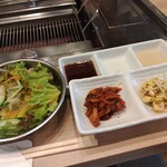 焼肉 よし - サラダとナムル、キムチ