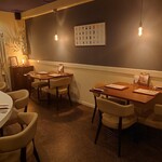 JACK's KITCHEN - テーブルは2名掛けと3名掛けの２卓。少人数利用向けのレストランです。