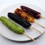 餅の星野屋 - 「だんご」① ※手前から ぬた(ずんだ)・ごま・しょうゆ・あんこ