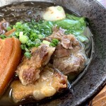 幸ちゃんそば - 肉たっぷりの賑やかな沖縄そば！