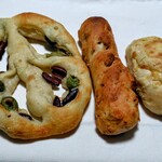 ル・ルソール - フガスオリーブ、パンオノア、十勝コーンパン