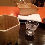 祇園つじや - 器の中は根室のウニとイクラご飯でした。お酒のグラスはバカラ♪