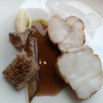 フィリップ・ミル 東京 - 鮟鱇のムニエル　パースニップ
      牛蒡　アーティチョーク　茸の旨味