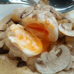 フィリップ・ミル 東京 - セップ茸香る半熟卵　インカのめざめとセップ茸　焦がしバターとセップ茸香るサバイヨン