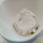 フィリップ・ミル 東京 - 梨のアクセントとヴェルヴェーヌのクリーム　トニックウォーターのジュレ　ハーブのソルベヴェル