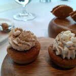 フィリップ・ミル 東京 - 栗を使ったケーキの上にほうじ茶のクリーム