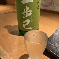UMAMI日本酒弐番館 - 一滴の過不足ない一升瓶での注ぎが素晴らしい