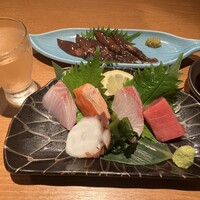 UMAMI日本酒弐番館 - お刺身盛合せも１人前で整えてくれます♪
