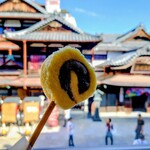 一六本舗 - 料理写真:一六タルトの天ぷら　200円(道後温泉をバックに)