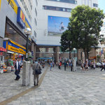 石焼ごはん倶楽部 - 本厚木駅前です。向かい側に見えるのが本厚木ミロードです。