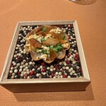 モノリス - 2皿目
      甘海老のタルタルのタルト、山葵を加えたサワークリーム、プロッコリー、カラスミ。