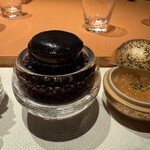 モノリス - 竹炭マカロン、ニンジンムース