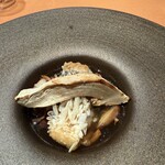 モノリス - 8皿目
      甘鯛の鱗焼き、甘鯛のコンソメ、天然茸、松茸の炭火焼き。