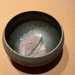 モノリス - 10皿目
      おおまさりのアイス、塩、アマソンカカオ。