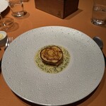 モノリス - 7皿目
      クレープ・ヴォナシエンヌ。
      サーモンのミキュイ、オシェトラキャビア、ブールブランソース。
      修行先のジョルジュブランのスペシャリテ。