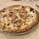 ピッツェリア・アッソ・ダ・ヤマグチ - イチジクとクワトロフォルマッジ　クルミのキャラメリゼ