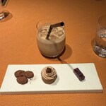 モノリス - アイスカフェオレ
      お茶菓子