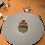 モノリス - 4皿目
      燻製した秋刀魚、茄子、トマトのテリーヌ、黒イチジク、秋刀魚の肝を使ったビネガーソース。