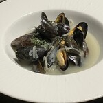 マルゴ - ムール貝の白ワイン蒸し。身が縮みすぎてたのが残念。