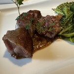 シェ・スガヤ - 【白老牛サーロイン
      粒マスタードソース、八丁味噌添え
      ちりめんキャベツ、万願寺とうがらし等の焼き野菜】