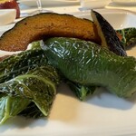 シェ・スガヤ - 【白老牛サーロイン
      粒マスタードソース、八丁味噌添え
      ちりめんキャベツ、万願寺とうがらし等の焼き野菜】