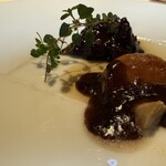 シェ・スガヤ - 【フォアグラポアレのトリュフのソース、
      牛蒡と胡桃の赤ワイン煮】