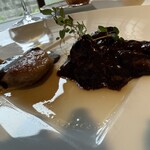 シェ・スガヤ - 【フォアグラポアレのトリュフのソース、
      牛蒡と胡桃の赤ワイン煮】