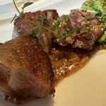 シェ・スガヤ - 【白老牛サーロイン
      粒マスタードソース、八丁味噌添え
      ちりめんキャベツ、万願寺とうがらし等の焼き野菜】