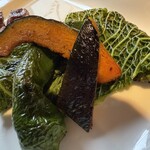 シェ・スガヤ - 【白老牛サーロイン
      粒マスタードソース、八丁味噌添え
      ちりめんキャベツ、万願寺とうがらし等の焼き野菜】