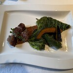 シェ・スガヤ - 【白老牛サーロイン
      粒マスタードソース、八丁味噌添え
      ちりめんキャベツ、万願寺とうがらし等の焼き野菜】