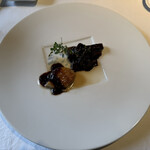 シェ・スガヤ - 【フォアグラポアレのトリュフのソース、
      牛蒡と胡桃の赤ワイン煮】