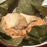 廣澤 - 鮑の出汁を吸ったちまきに蓮の葉の甘やかな香りが食欲をそそります。