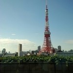 レストラン・ポート - 食堂の窓から見える東京タワー。